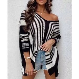 MIOU MUSE Women's Black White V-Neck Striped Oversized Sweater Size Small